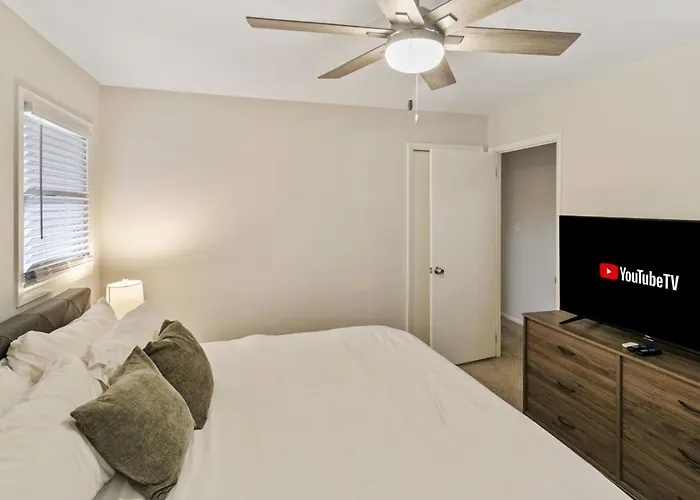Сasa de vacaciones With Large Deck In Near Naval Base *
