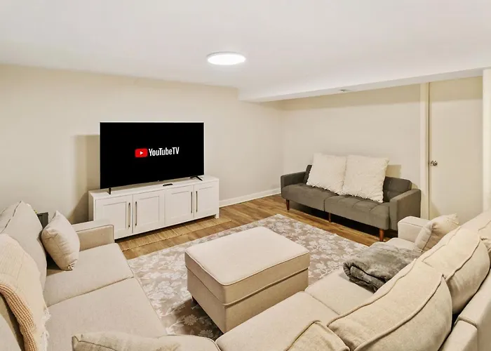Сasa de vacaciones With Large Deck In Near Naval Base Libertyville
