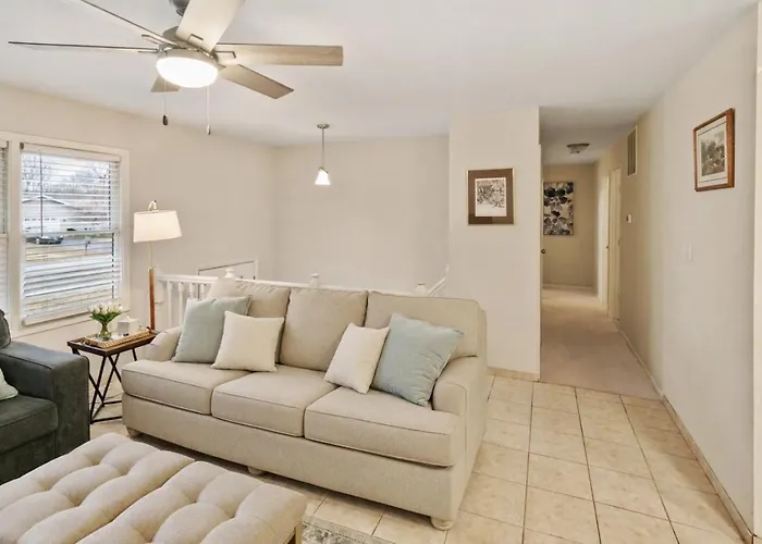 Сasa de vacaciones With Large Deck In Near Naval Base Libertyville