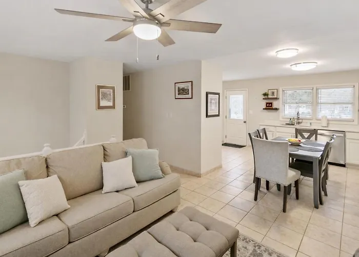 Сasa de vacaciones With Large Deck In Near Naval Base Libertyville